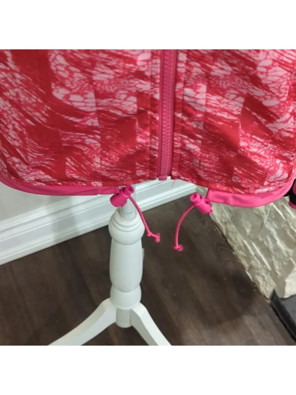 Running Room pattern pink/red reflective windbreaker jacket